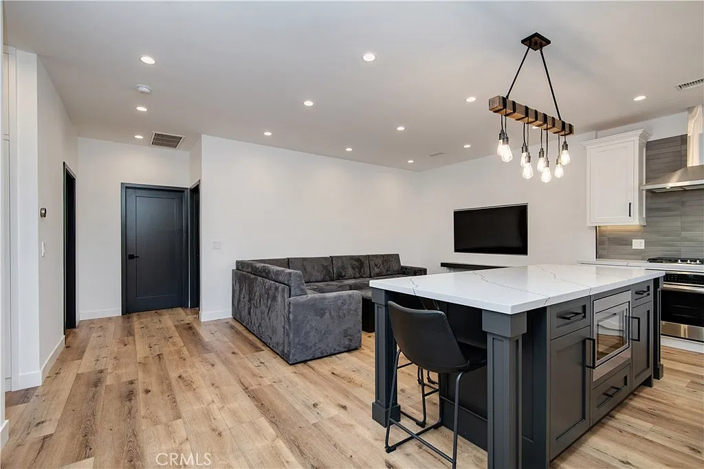 3 bed, 1200 sqft, $5,500 — Photo 4