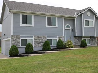 505 193rd St, Smithville, MO 64089