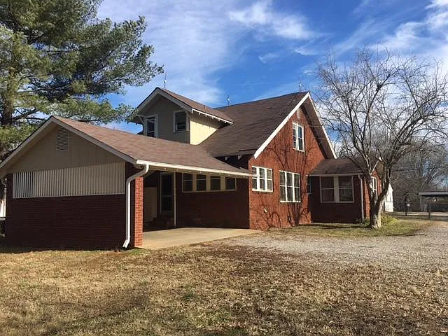 5 bed, 2504 sqft, $2,400 — Photo 2