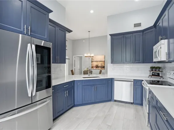 637 Beachwalk CIR #E202, NAPLES, FL 34108