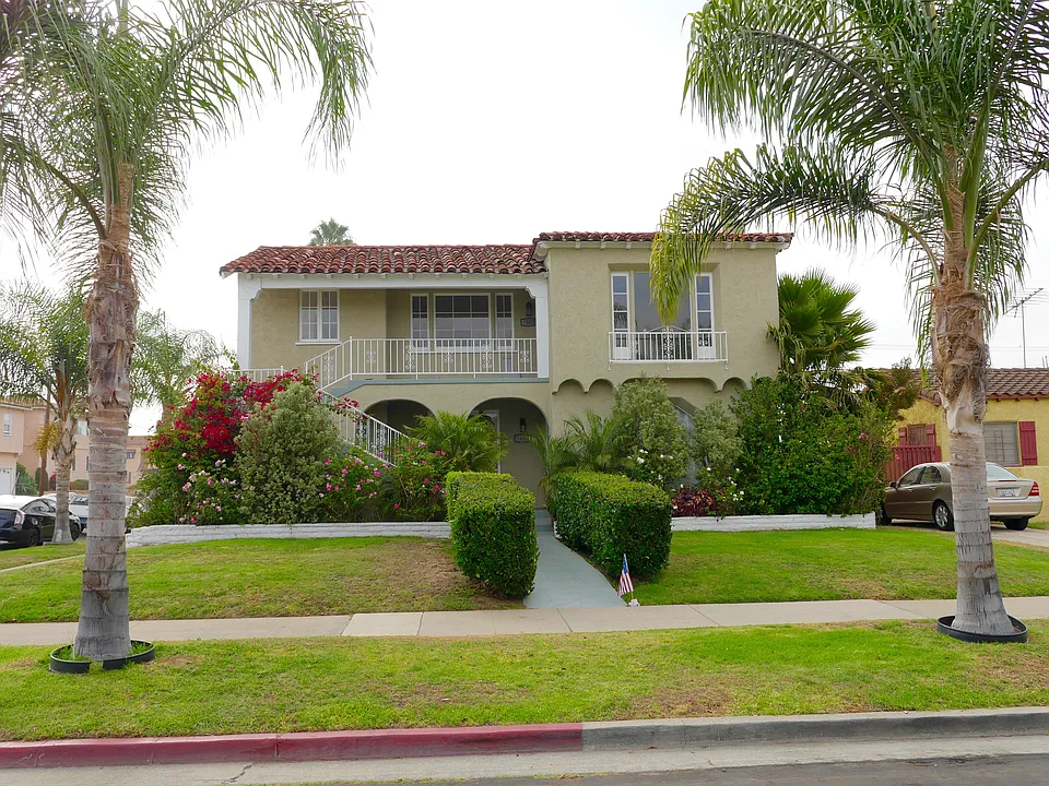 Front View Fantastic neighborhood