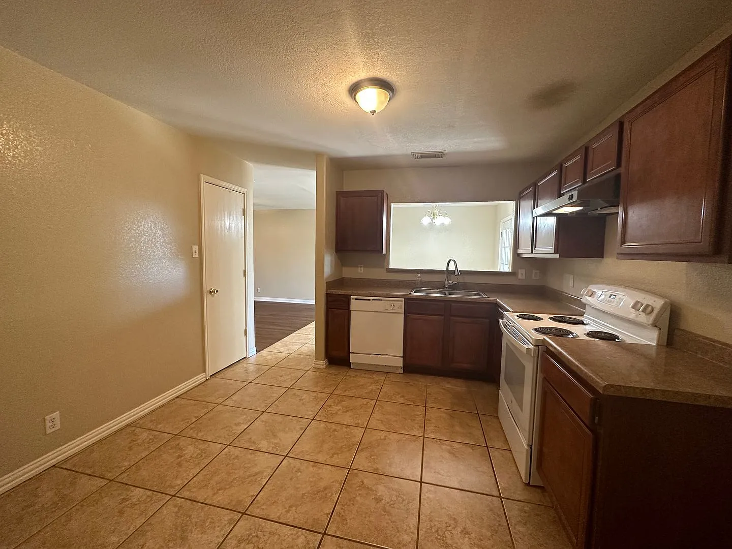 Beautiful 3 bedroom 2.5 full baths Plus Additional Room — Photo 2