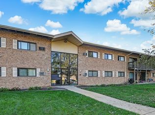 7413 Brookdale Dr APT 207, Darien, IL 60561