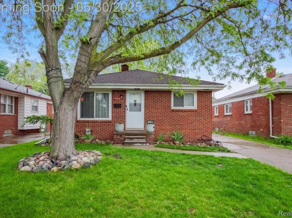 24296 Hayes Ave, Eastpointe, MI 48021