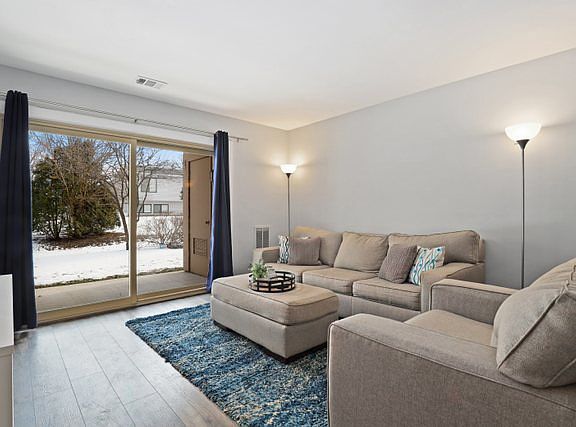 4th image of 932 Surrey Dr APT 1A