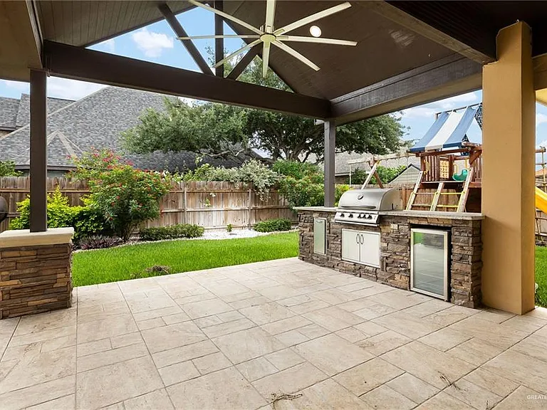 2612 Serrano St — Photo 22