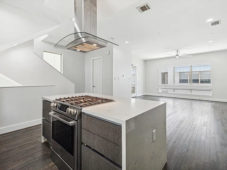 1827 Ennis St — Photo 11