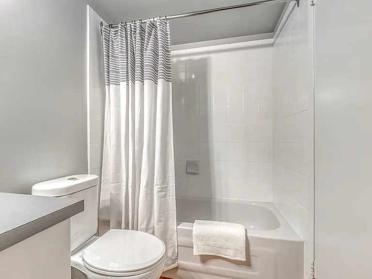742 Kingsmere Cres SW — Photo 8