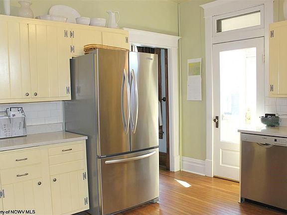 4th image of 216 Grand St