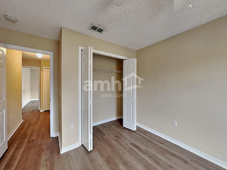 2056 Redwood Cir NE — Photo 10