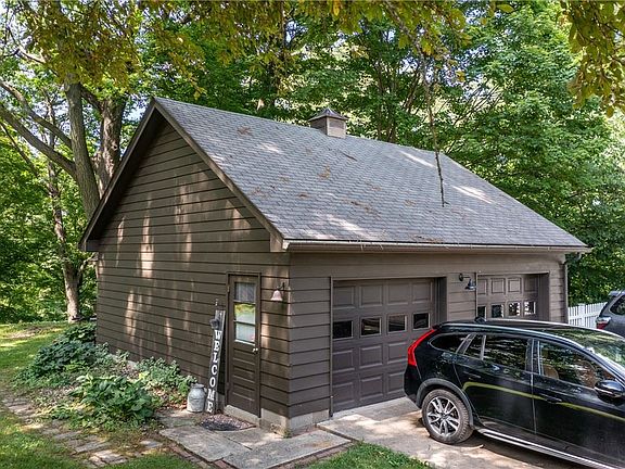 3rd image of 36 Eagle St