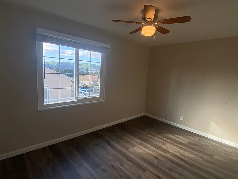 Spring Hill Court Apartments — Photo 17