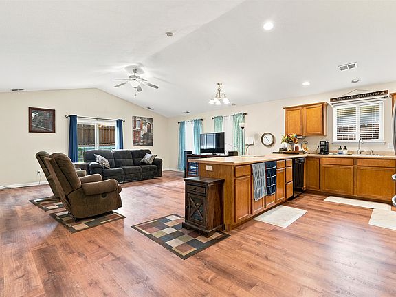 3rd image of 2902 Walnut Ave