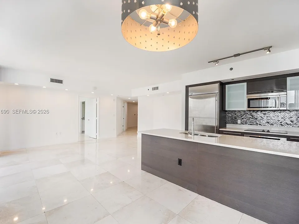 55 SE 6th St #3901