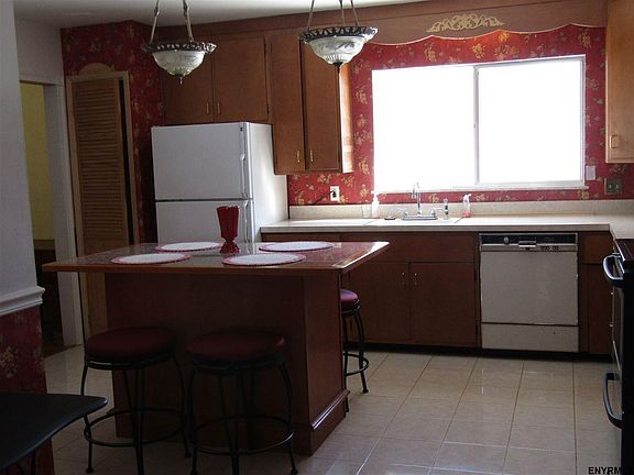3rd image of 138 Pleasantview Dr