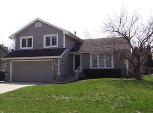 8124 Hickory Dr, Urbandale, IA 50322