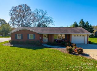 2101 Colonial Ln, Hickory, NC 28601