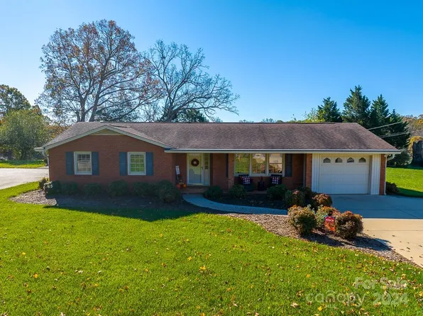 2101 Colonial Ln, Hickory, NC 28601