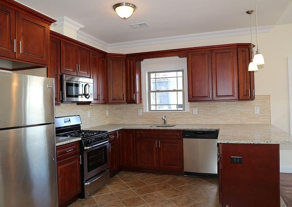 1st image of 75 Fleet St #1