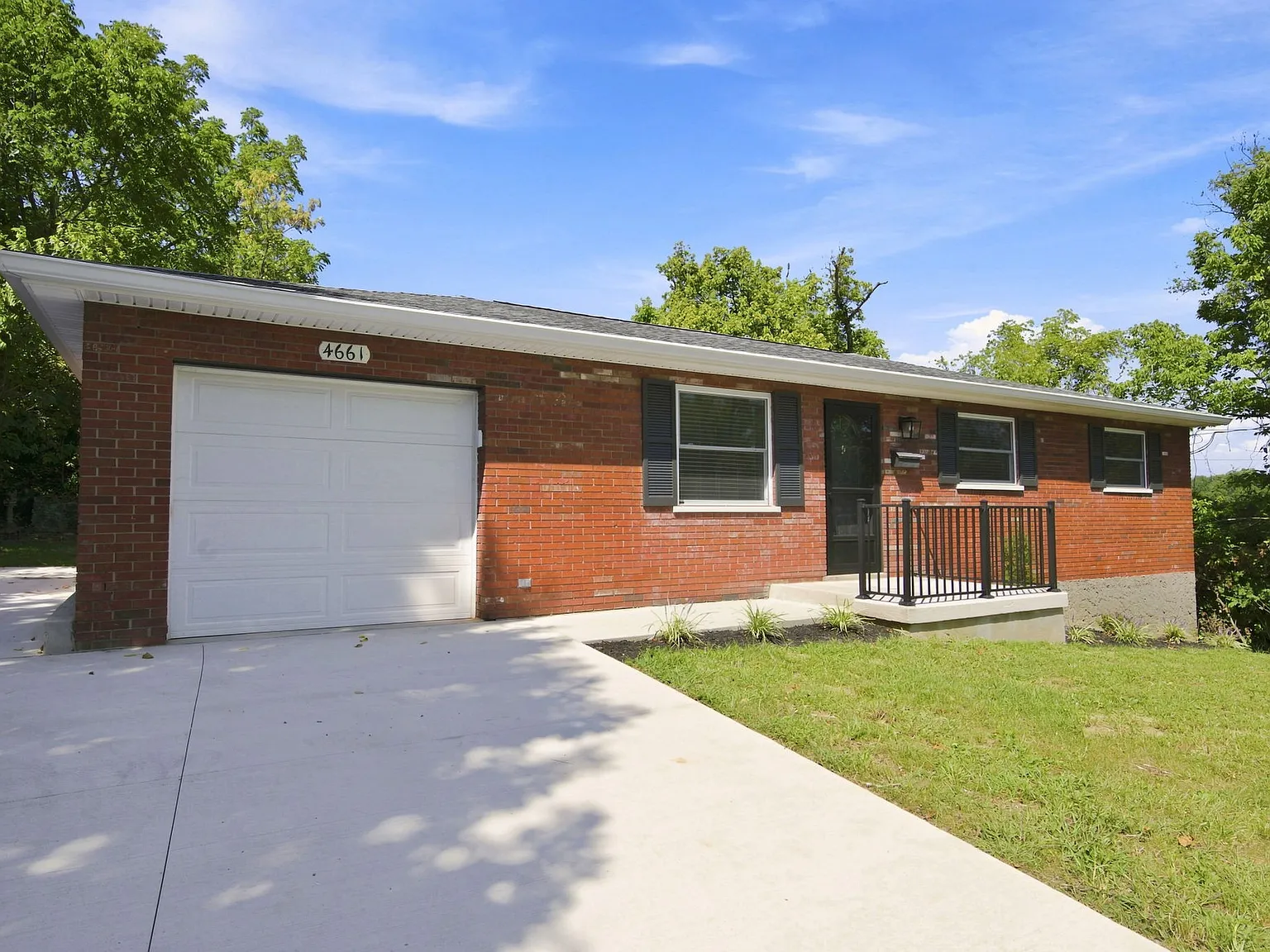 3 bed, 1200 sqft, $2,300 — Photo 2