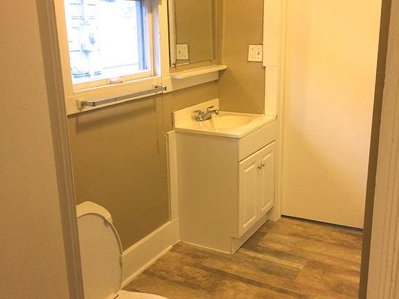 3rd image of 5508 Roosevelt Way NE #B