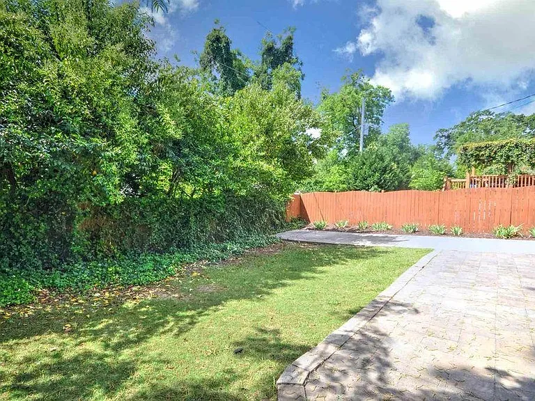 1122 Benton St — Photo 24