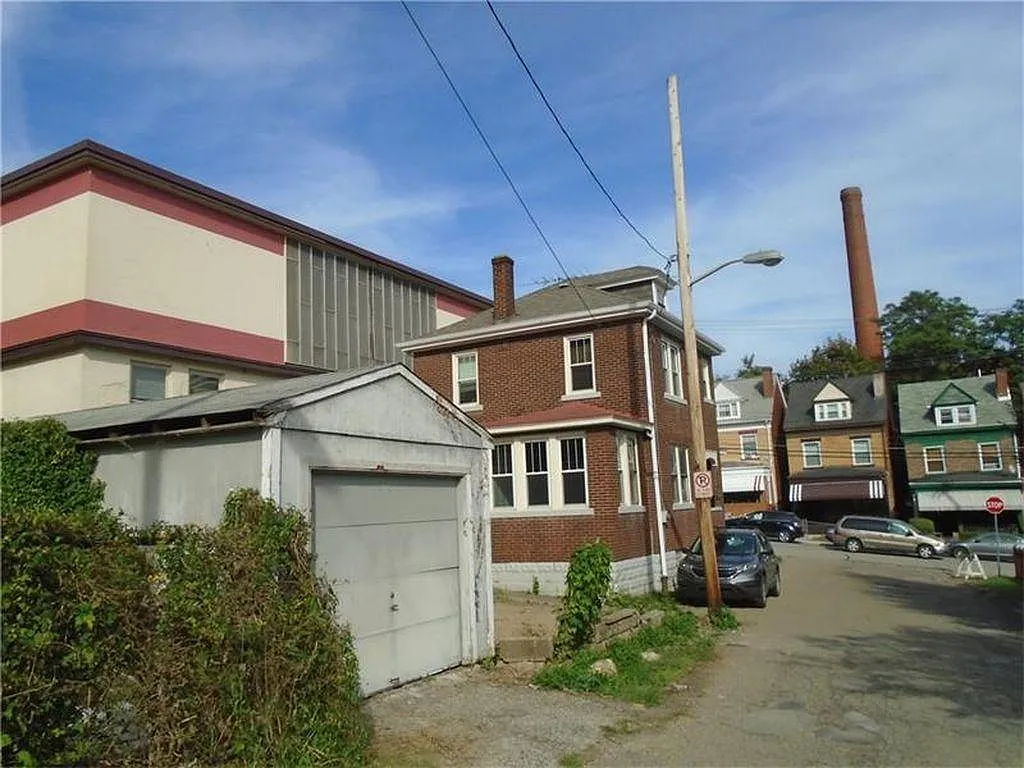Building Photo - 179 Robinson St