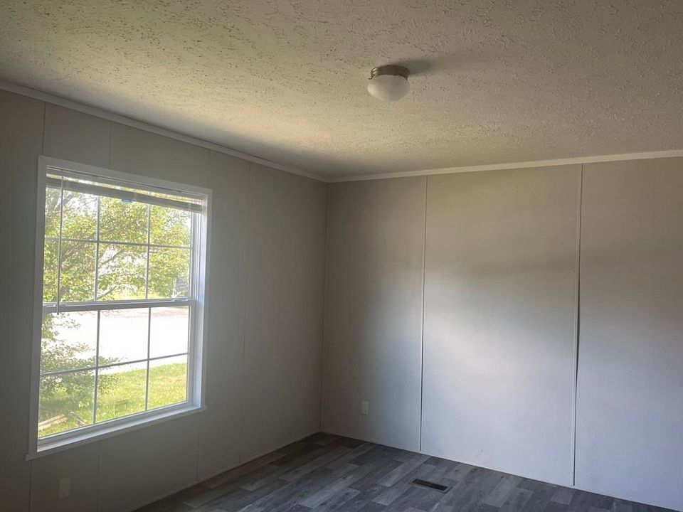 2nd image of 197 Lakeshore Cir