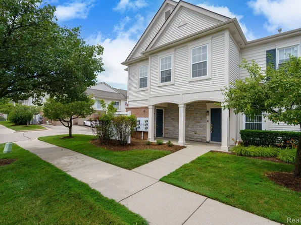 5200 Addington Dr #49, Walled Lake, MI 48390