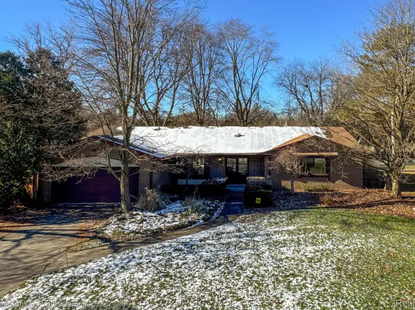 6716 Vachon Dr, Bloomfield Hills, MI 48301
