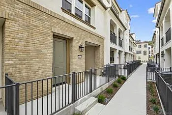 4 bed, 1704 sqft, $4,395 — Photo 2
