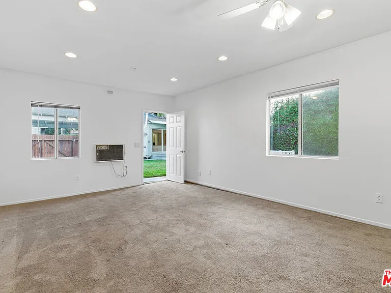 12811 Cumpston St — Photo 39
