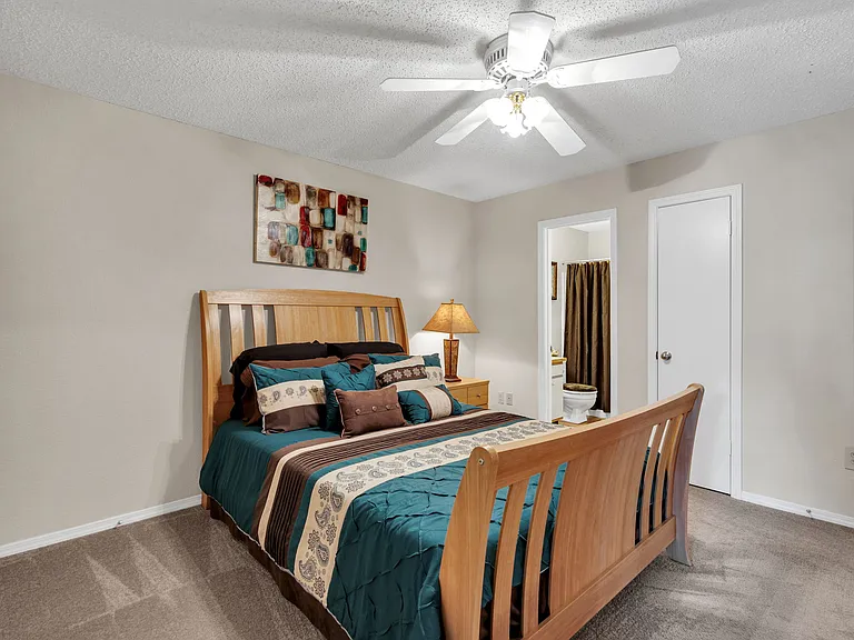 Seasons Apartments — Photo 33