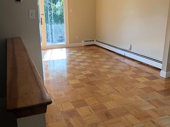 5th image of 922 Throgmorton Ave #1