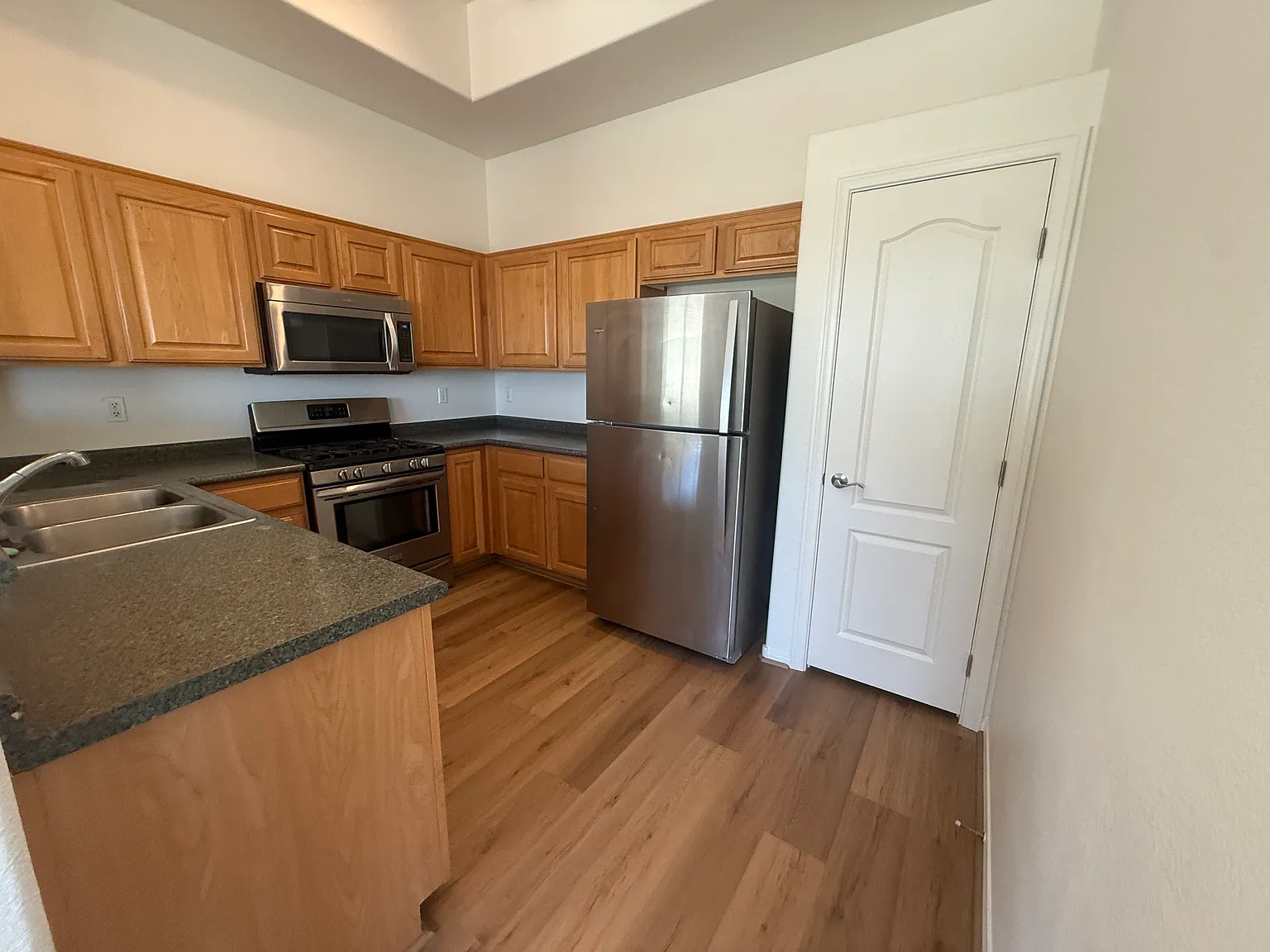 2 bed, 1054 sqft, $1,650 — Photo 4
