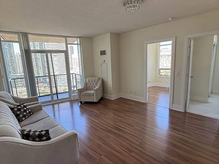 330 Burnhamthorpe Rd W #1704 — Photo 4