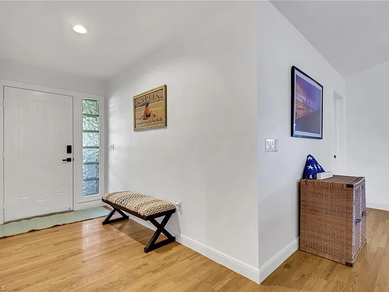 1282 Belaire Ct W — Photo 3