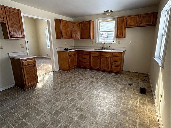 4th image of 1019 N Harrison St