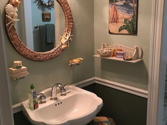 Guest bath/ pedestal sink