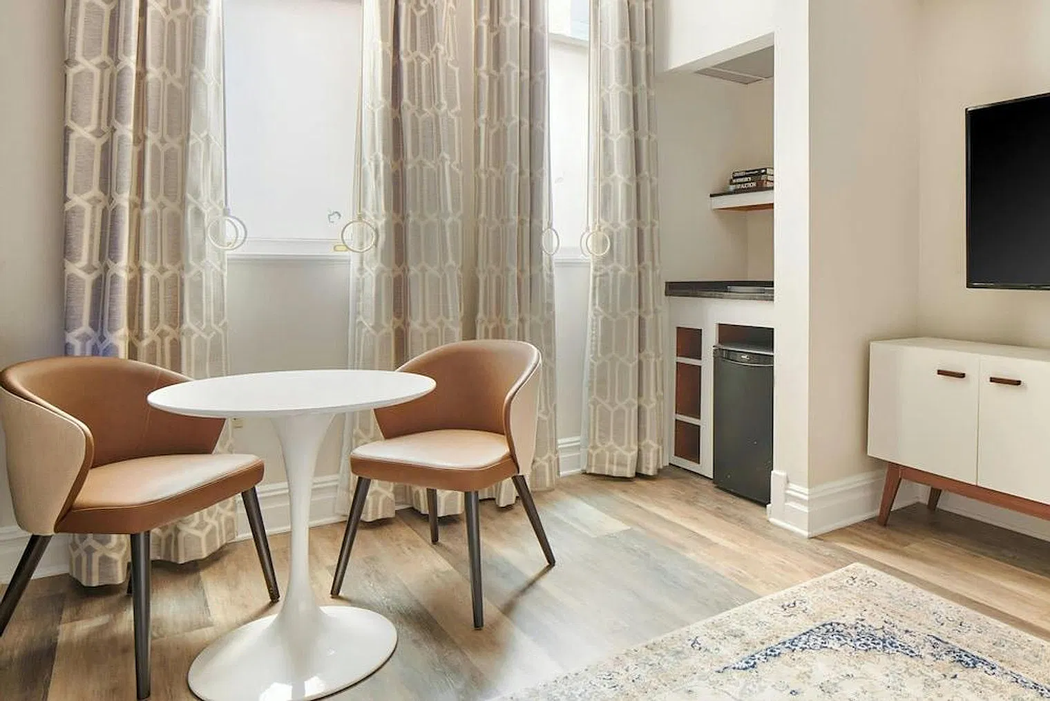 1 bed, 1.0 bath, 333 sqft, $1,880 — Photo 2