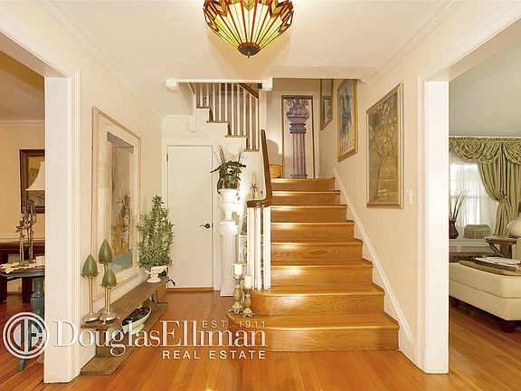 3rd image of 25 Laurel Pl