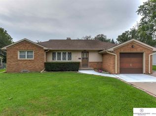 215 Crest Rd, Papillion, NE 68046