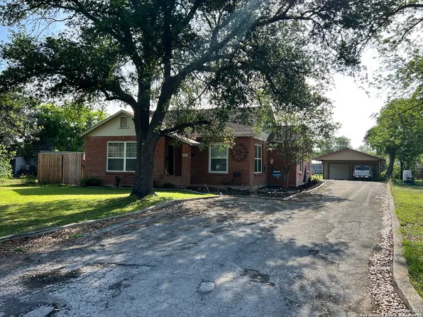 1262 N Park, Uvalde, TX 78801
