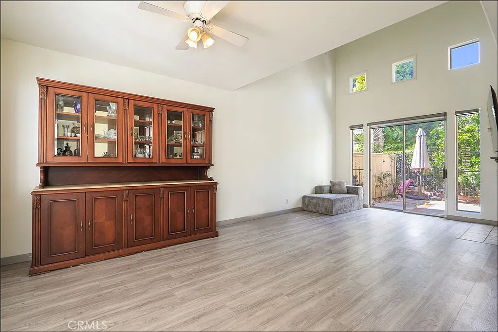 3 bed, 2.5 bath, 1609 sqft, $4,200 — Photo 2