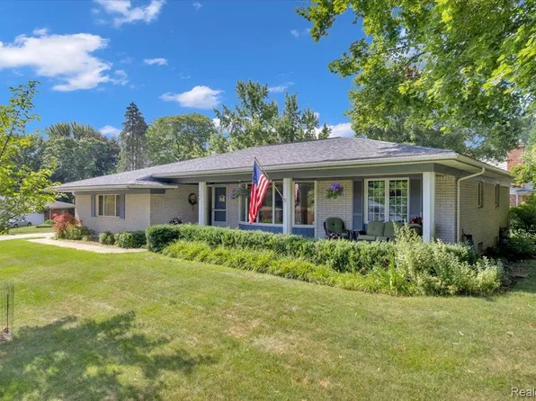 724 Lynndale Dr, Rochester Hills, MI 48309