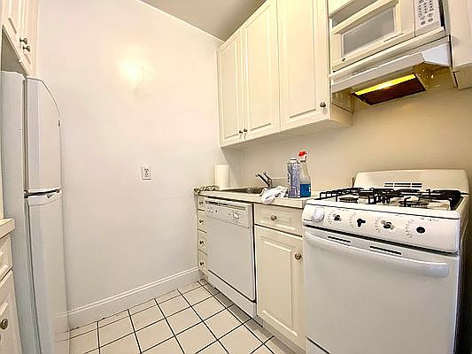 5th image of 76 Saint Marks Pl APT 1D