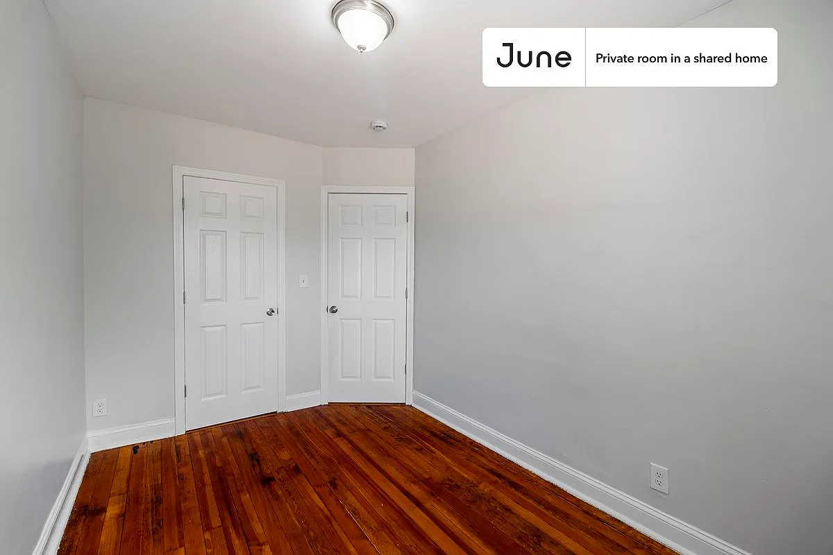 Queen bedroom in 4 bed/1 bath home in Roxbury #1875 D — Photo 2