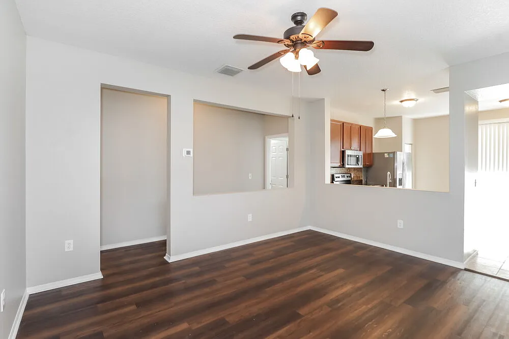 3 bed, 2.0 bath, 1296 sqft, $2,070 — Photo 3