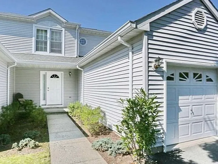 56 Foxwood Sq N — Photo 1