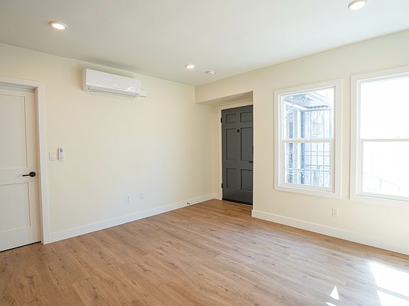 4th image of 1038 S Westmoreland Ave